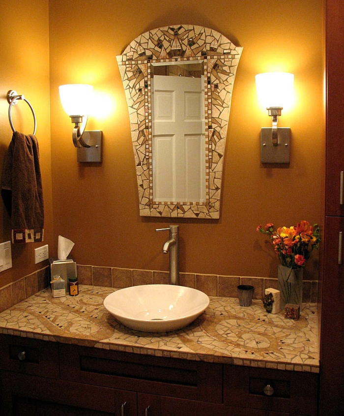 浴室与 - 美丽马赛克镜和 - 两灯