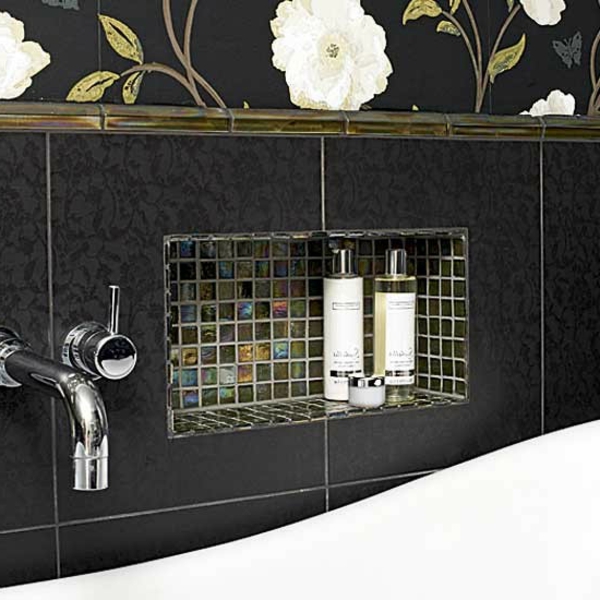 fürdőszoba fal csempe fekete színű virágok a dekoráció