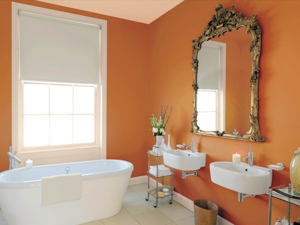 Μπάνιο με-πορτοκαλί-τοίχους-λευκό-παράθυρο