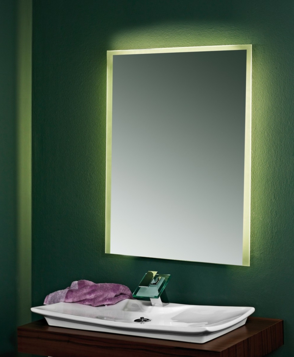 מראת חדר אמבטיה מודרני עם תאורה עם תאורה ירוקה