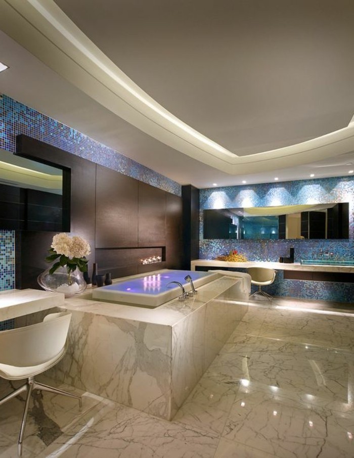 卫生间的设计思路梦贝德浴室有大理石和蓝色的马赛克瓷砖