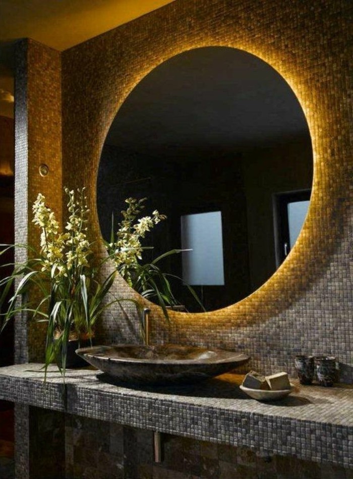 баня дизайн-идеи-мечтаят Бадер-баня-с-естествен камък-и-а-кръгло огледало с осветление