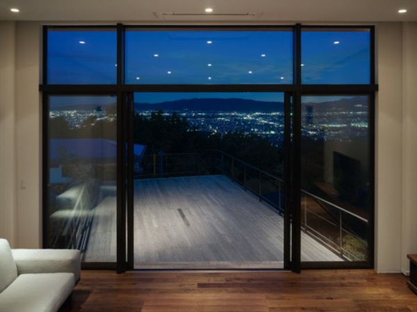 Luksuzni stakleni zid s prekrasnim pogledom na balkon