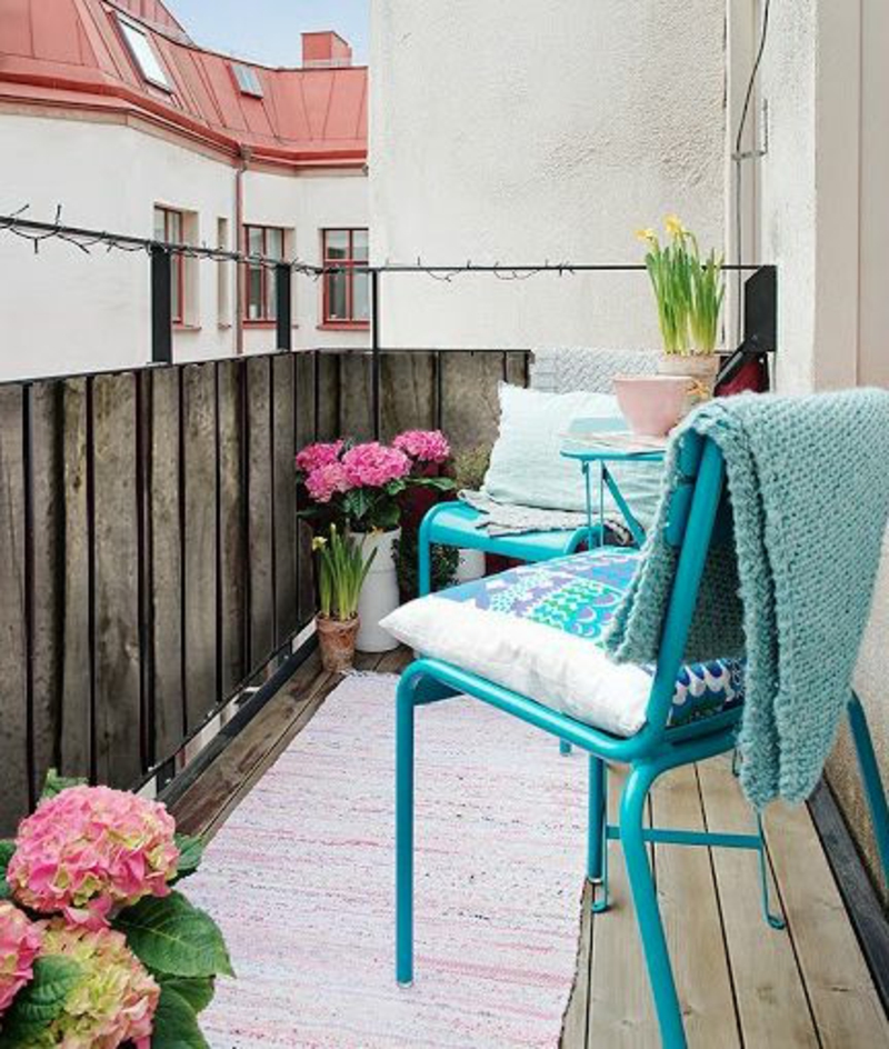 balcón-planta-azul-silla Rosy Flores