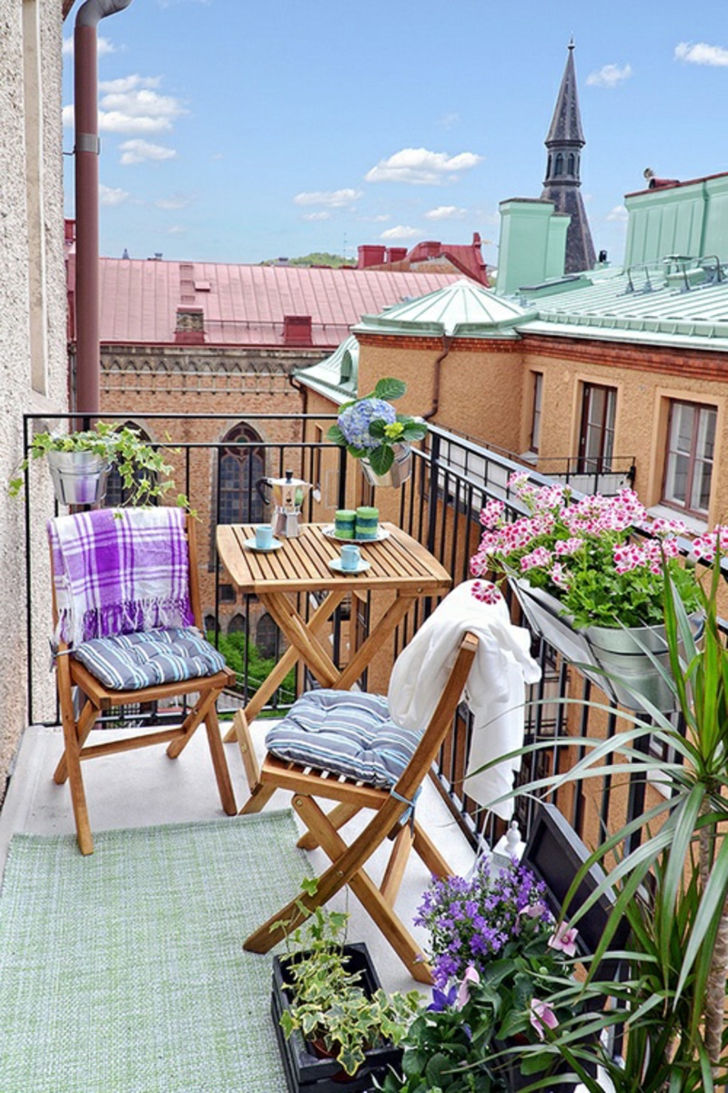 Balcón de plantas-pequeña mesa-con-dos-sillas