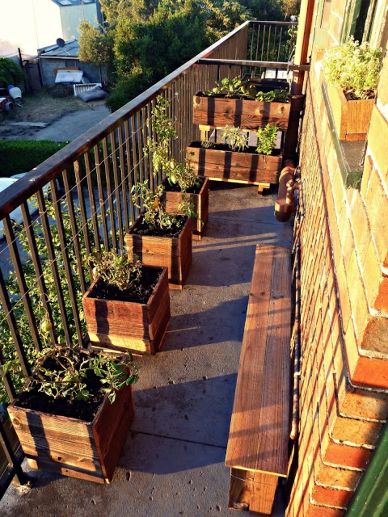 balcón-planta-muchos botes-de-madera