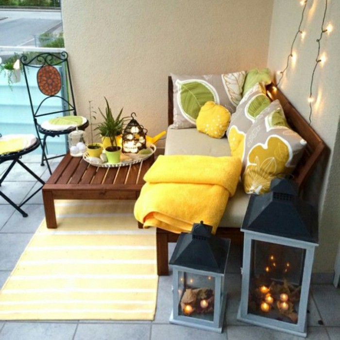 balkon dizajn-mediteransko drvo klupa-drvo stol čvrstog žuto tepih kat pločice-jastuk-biljka automobilske-metalne stolice Svijeće