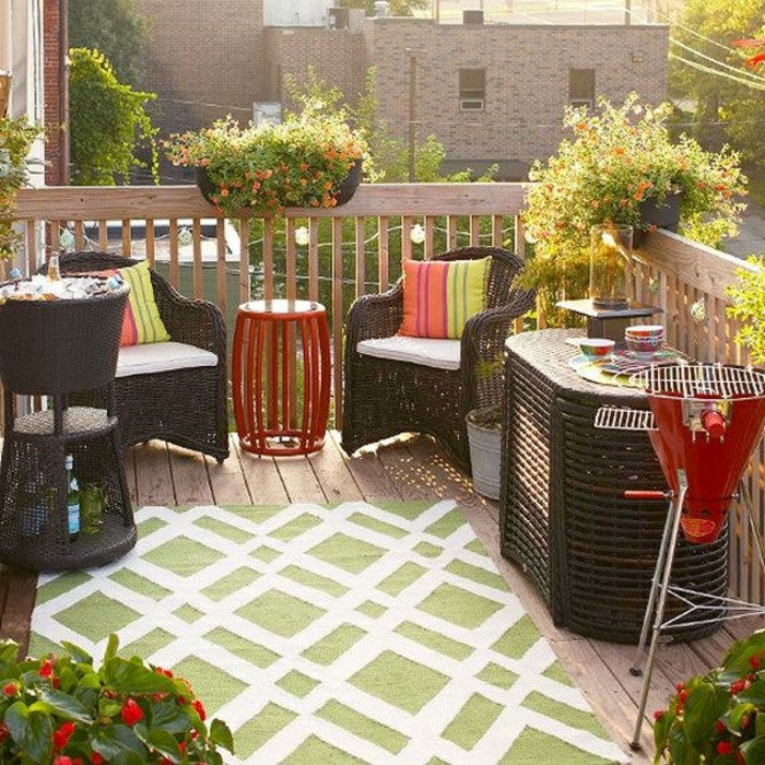 balkon dizajn-mediteransko-uzorak tepiha-drveni pod tkani-narančasto-stol-okrugli-roštilj-crvenih cvjetova
