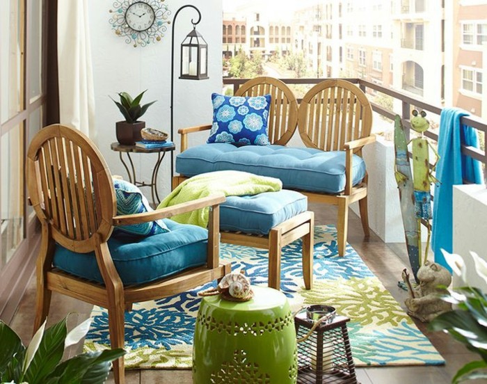 balkon dizajn uzorak tepiha-klupa-drvo i plavo-jastuk drvene stolice-drveni stol balkondeko biljke