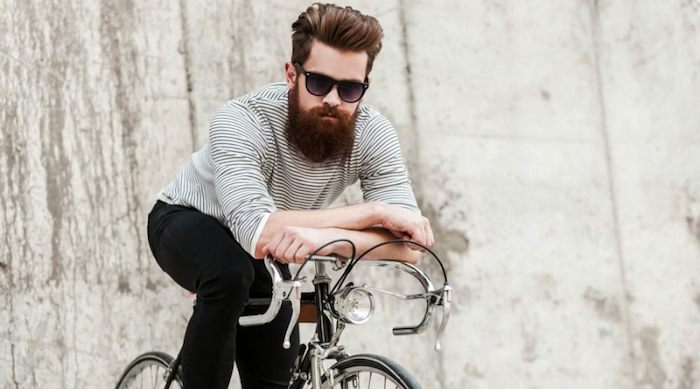 साइड और लंबे दाढ़ी भूरा दाढ़ी के गिलास के साथ दाढ़ी डाई हाउस एजेंट hipster शैली आदमी