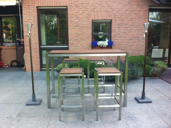 Bar Tables avec chaises-briques mur