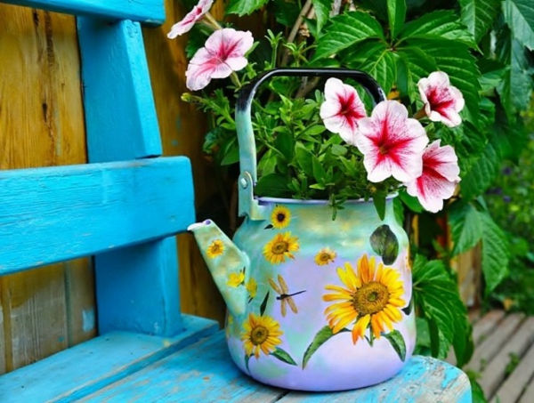 手工制作茶壶，鲜花和蓝色楼梯