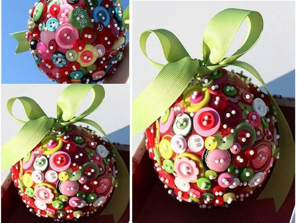 crafting-christmas-beautiful-design-colorful buttons y un arco
