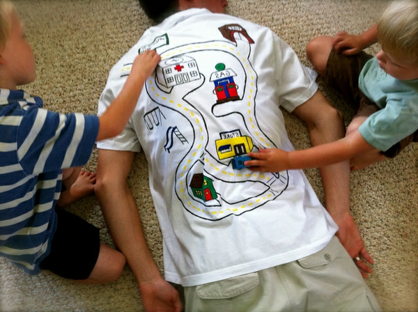 crafting-for-father's day- un t-shirt avec une peinture intéressante