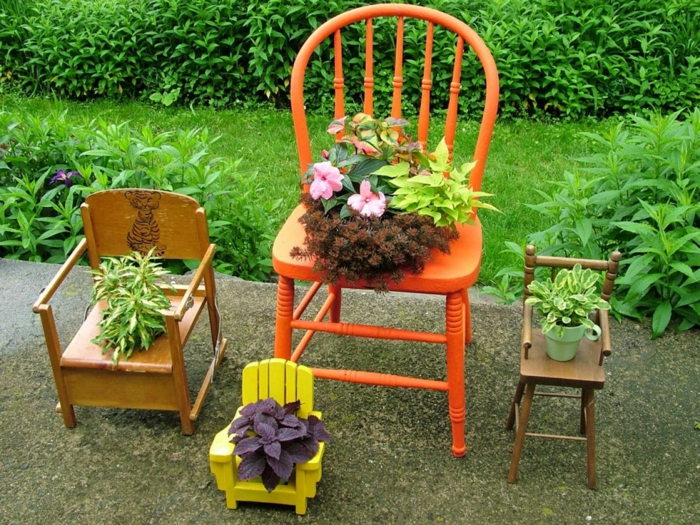 सजावट के विचारों को आकार देने वाले फुलपाखियां, सजावट में कुर्सियां ​​पीले नारंगी बगीचे में बदलती हैं