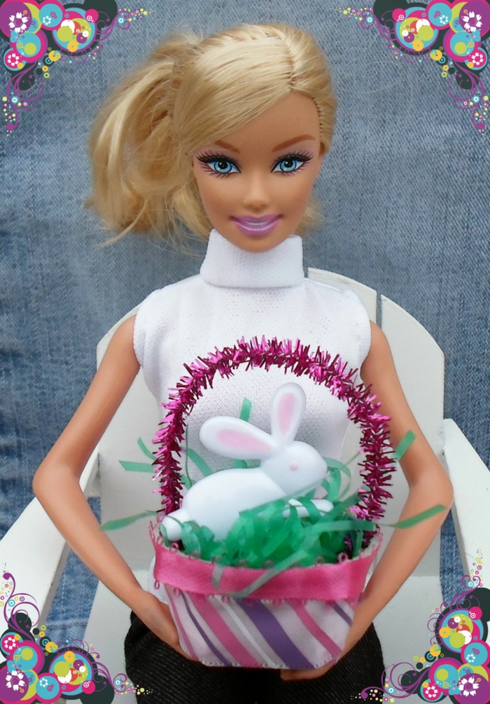 la poupée Barby avec le panier d'en haut - artisanat de Pâques avec carton d'oeufs