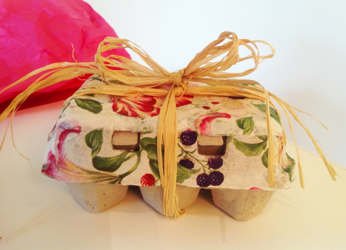 avec motif floral peignant la couverture de la boîte à œufs pour les oeufs de Pâques en cadeau