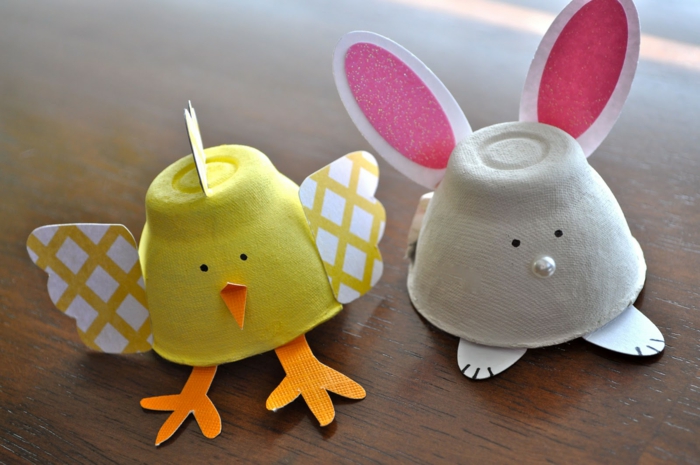 Poussin bricoleur et lapin de Pâques avec papier et boîte à œufs - jaune et gris