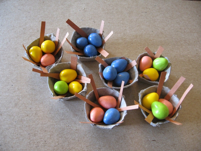 Kis kosár tojás karton Húsvéti csokoládé tojás sok színben