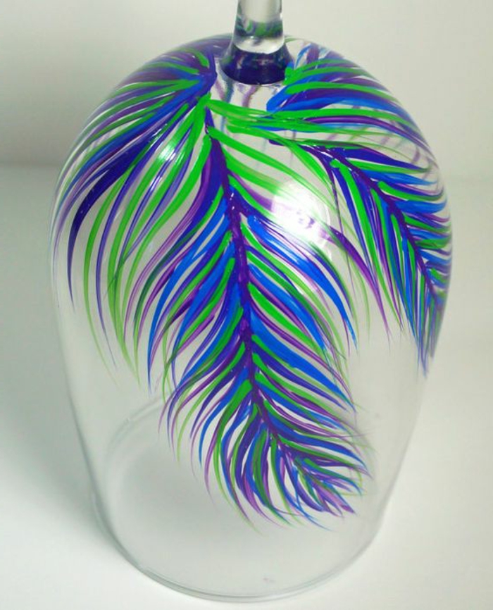 酒杯装饰，用颜色装饰玻璃，油漆羽毛，酒杯
