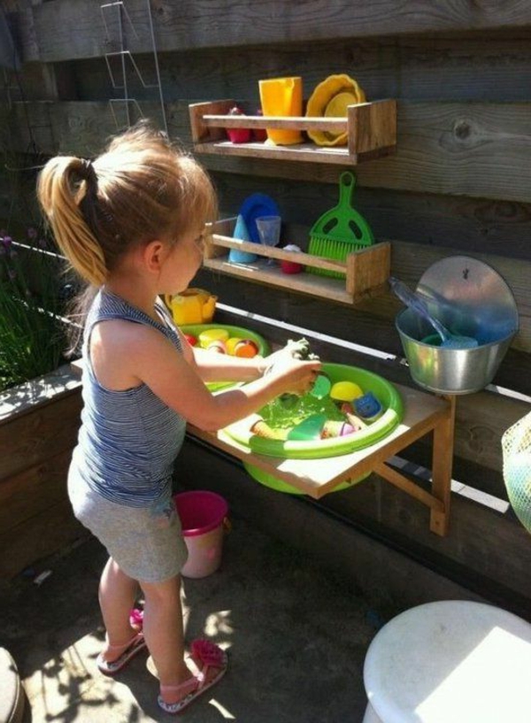 补锅匠，有子女，在夏季，小女孩扮演-IN-A-厨房换孩子