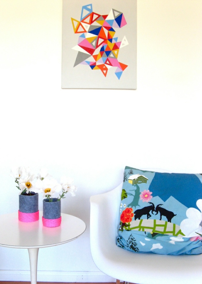 Muovipullo, harmaa kangas ja vaaleanpunainen köysi, seinäkoriste, DIY-koristelu
