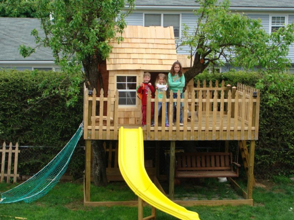 puu-lapsille-kanssa-slide-in keltainen väri