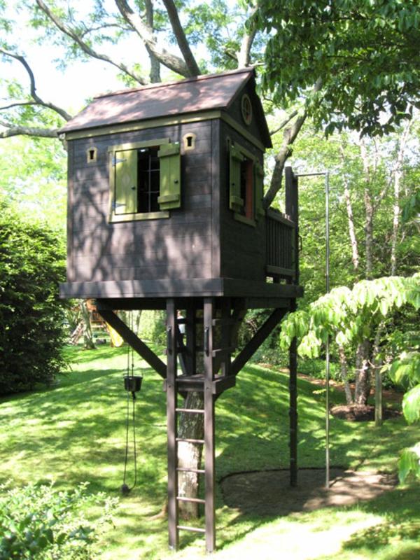 Treehouse-para-niños-escaleras-centros en el bosque