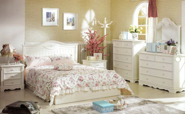 देश शैली के बेडरूम - दराज के साथ सफेद अलमारियाँ