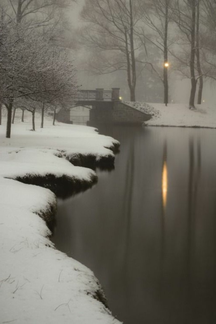 令人印象深刻的冬天图片湖雪水桥暗怀旧照片