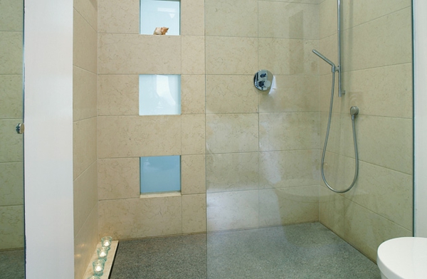 由玻璃有趣的墙壁设计制成的步入式地面淋浴房