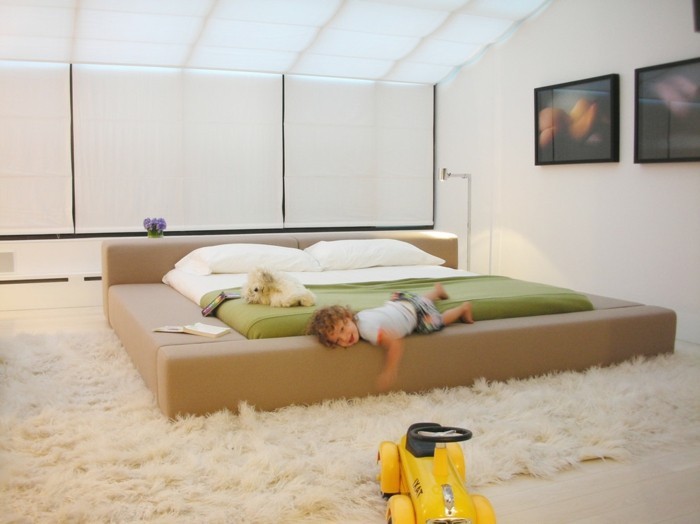 米色的颜色床箱的软垫床，高天花板的房间