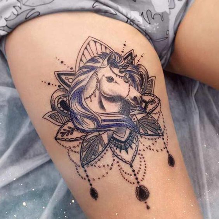 tatuaje de la pierna, unicornio, púrpura y negro, motivos del tatuaje femenino, tatuaje en el muslo