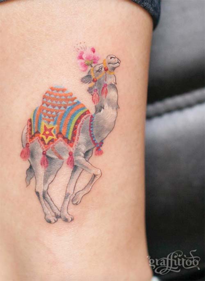 tatuaje en el tobillo, tatuaje de la pierna, camello, colores, motivos femeninos