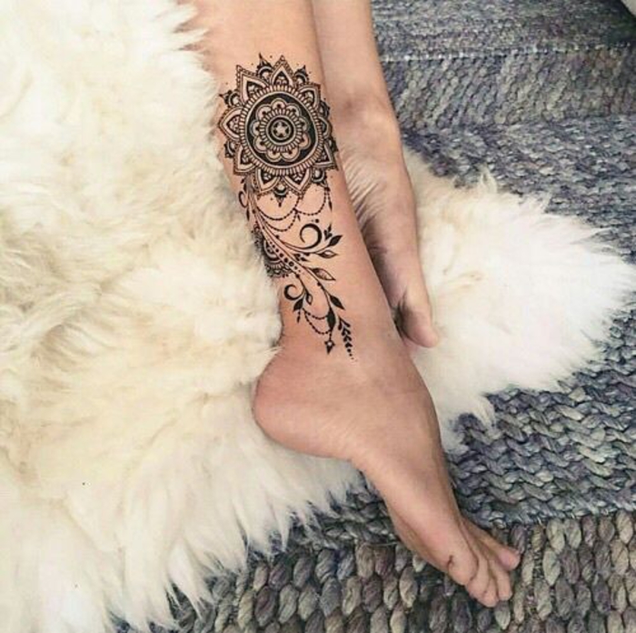 tatuaje en la pierna, mandala, motivos femeninos, negro, para mujeres