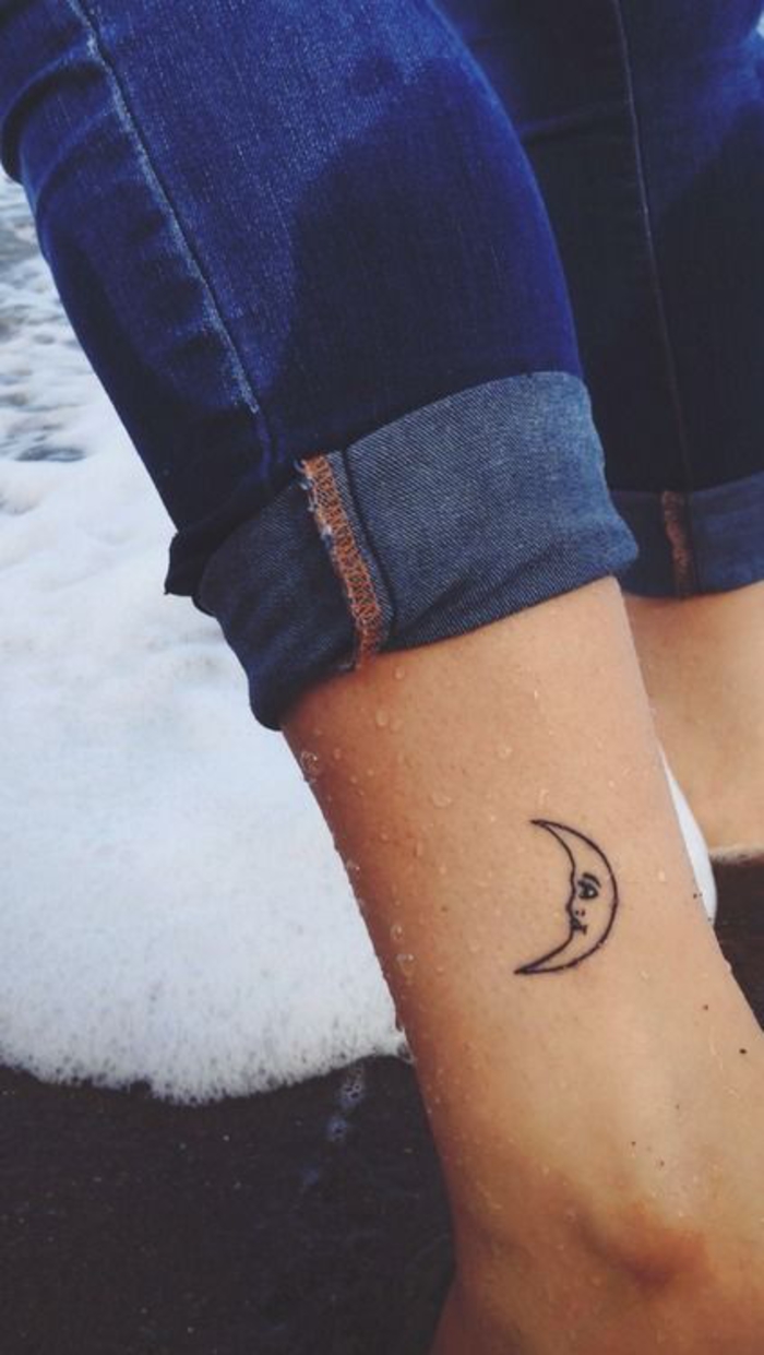 tatuaje en el tobillo, luna pequeña, motivos femeninos, tatuaje de la pierna