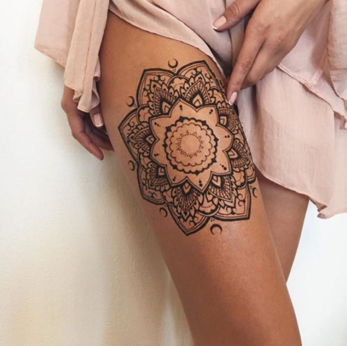 tatuaje en el muslo, mandala, motivos femeninos, tatuaje de piernas para mujeres