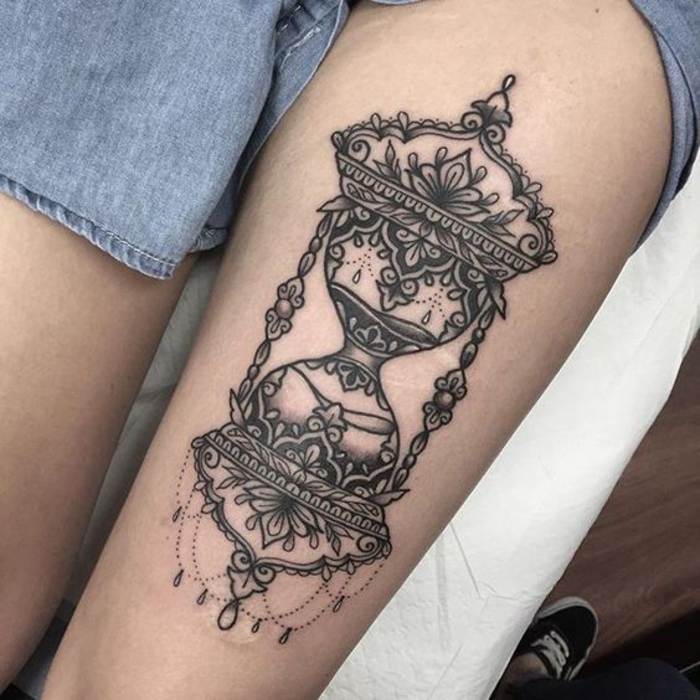 tatuaje en el muslo, reloj de arena, tatuaje de pierna, motivo para mujer