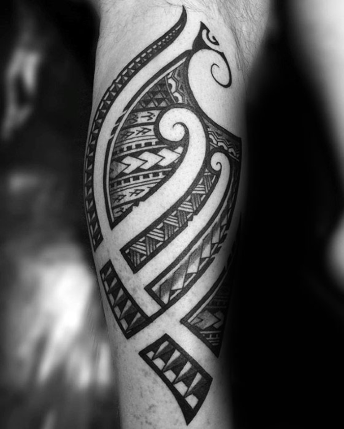tatuaje en la pantorrilla, motivos de tatuajes para hombres, diseño tribal, motivos polinesios