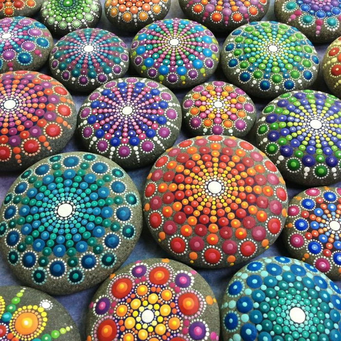 אבנים צבועות בצבעי מנדלה תבנית נועצה