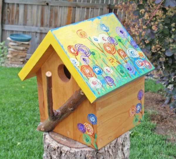 alimentación casas-de-madera pintadas de aves en el jardín