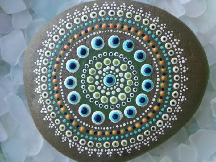 maalattu kivi pisteen Mandala kuvio