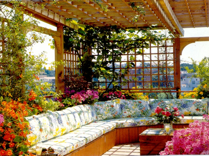 种植园屋顶露台色彩丰富的座垫和鲜花
