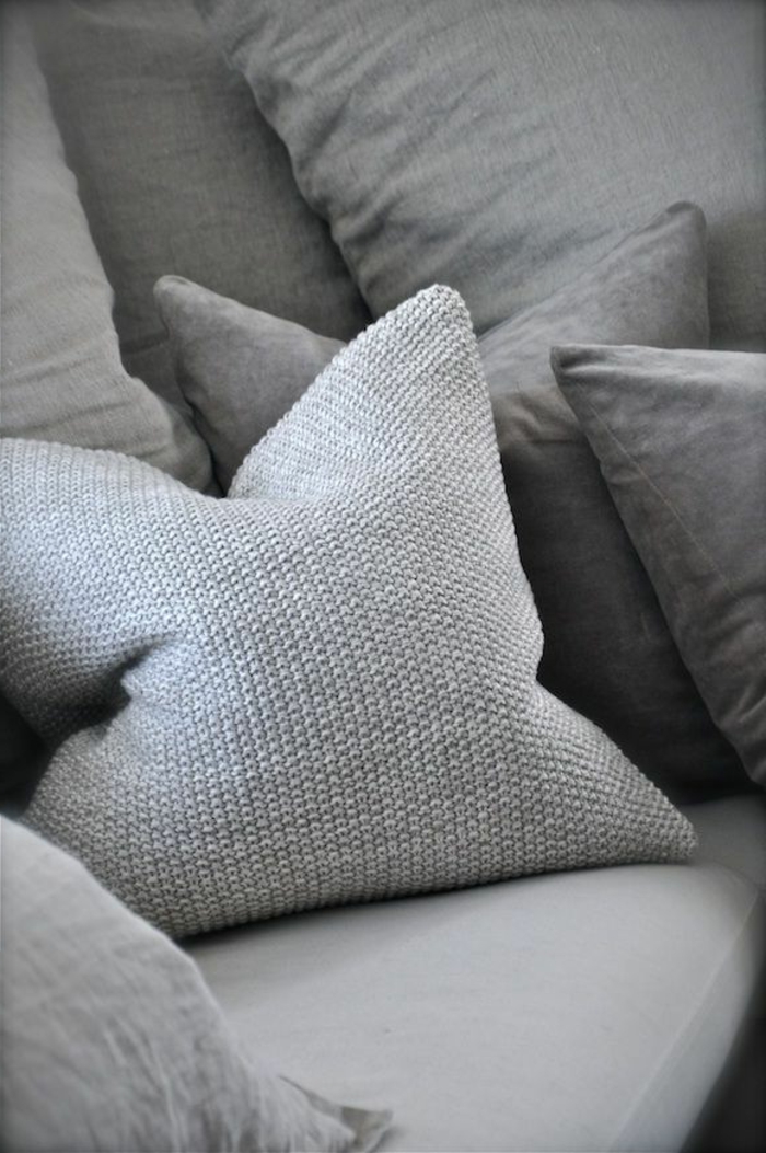 mukava sohva neulosta tyyny DIY ajatus, harmaan sävyjä