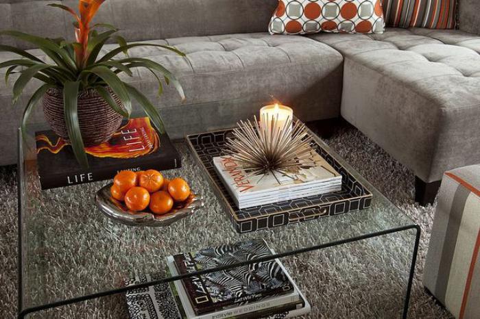 舒适的灰色沙发蓬松的地毯，玻璃客厅茶几