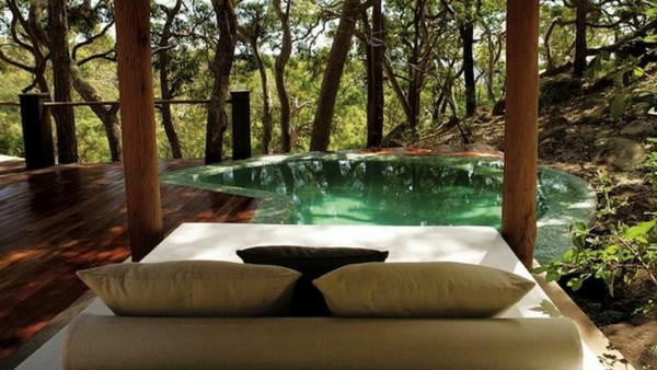cómoda-hermosa-al aire libre-cama-dos columna de madera y un estanque