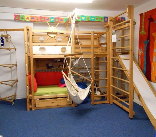 lit-bois-escalier spécial pour enfants - salle de jeux avec balançoire
