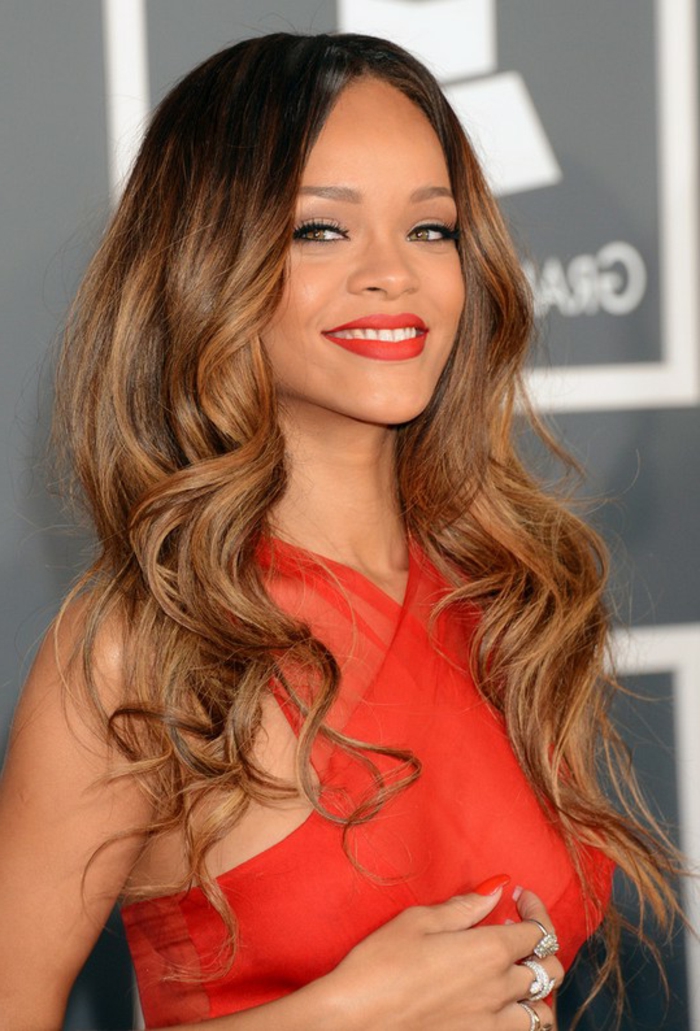 Rihanna frizure - crvena haljina i crvena ruž za usne s dugom kosom