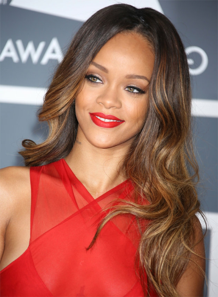 Rihanna hairstyles στο κόκκινο χαλί με κόκκινο φόρεμα και κόκκινο κραγιόν