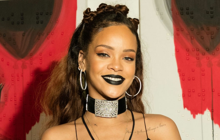 Musta huulipuna Gothic Look punottu hiukset - Rihanna Hairstyles